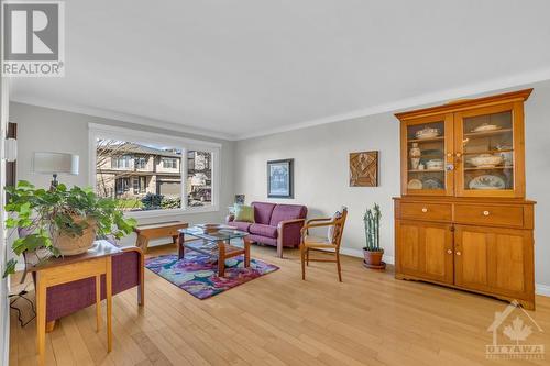 655 Mansfield Avenue, Ottawa, ON - Indoor Photo Showing Living Room