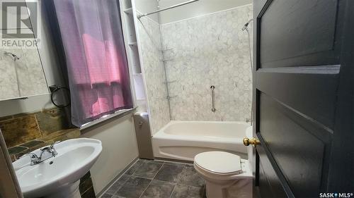 1271 104Th Street, North Battleford, SK - Indoor Photo Showing Bathroom