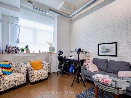 418-155 Dalhousie St, Toronto, ON - Indoor Photo Showing Living Room