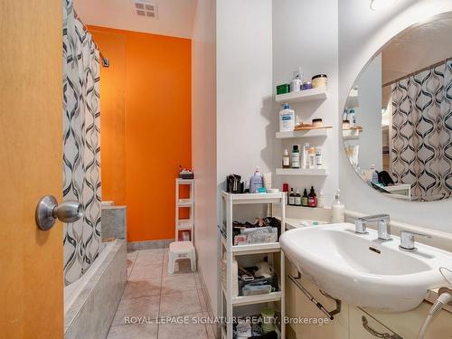 418-155 Dalhousie St, Toronto, ON - Indoor Photo Showing Bathroom