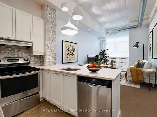 418-155 Dalhousie St, Toronto, ON - Indoor Photo Showing Kitchen