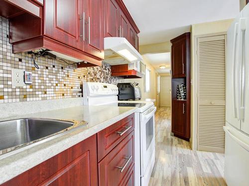 Cuisine - 221-3950 Boul. Sir-Wilfrid-Laurier, Longueuil (Saint-Hubert), QC - Indoor Photo Showing Kitchen