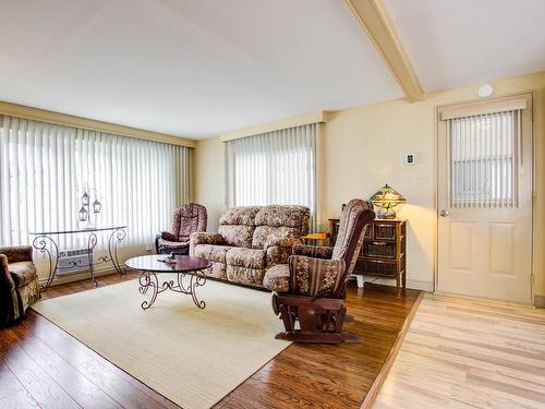 Salon - 221-3950 Boul. Sir-Wilfrid-Laurier, Longueuil (Saint-Hubert), QC - Indoor Photo Showing Living Room