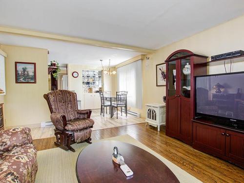 Salon - 221-3950 Boul. Sir-Wilfrid-Laurier, Longueuil (Saint-Hubert), QC - Indoor Photo Showing Living Room