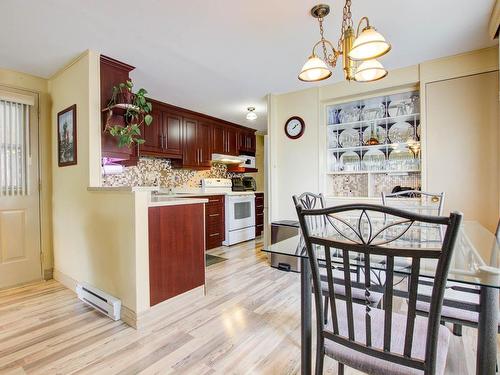 Cuisine - 221-3950 Boul. Sir-Wilfrid-Laurier, Longueuil (Saint-Hubert), QC - Indoor Photo Showing Dining Room