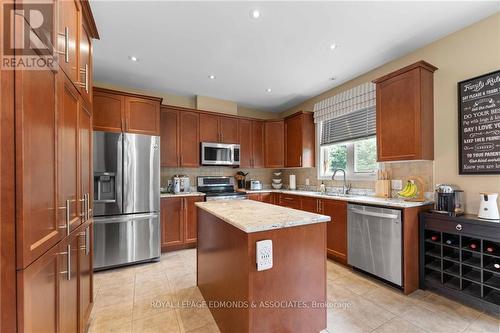 8 Bedard Boulevard, Petawawa (520 - Petawawa), ON - Indoor Photo Showing Kitchen