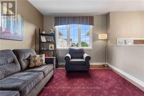 8 Bedard Boulevard, Petawawa (520 - Petawawa), ON - Indoor Photo Showing Living Room