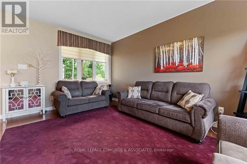 8 Bedard Boulevard, Petawawa (520 - Petawawa), ON - Indoor Photo Showing Living Room