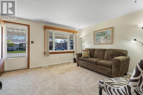 11 Parkwood Drive, St. Catharines, ON - Indoor Photo Showing Living Room