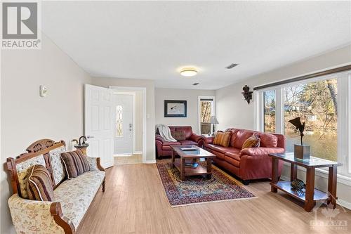 4229 Rideau Valley Drive, Ottawa, ON - Indoor Photo Showing Living Room