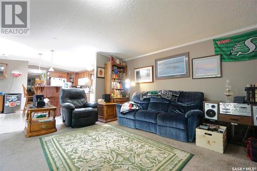 402 4Th Avenue, Avonlea, SK - Indoor Photo Showing Living Room