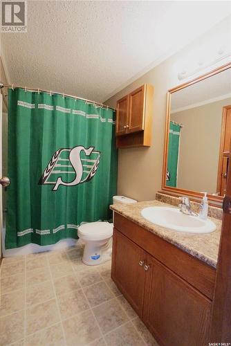 402 4Th Avenue, Avonlea, SK - Indoor Photo Showing Bathroom