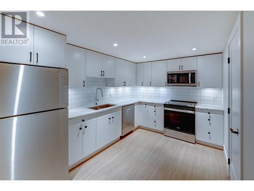 451 Vision Court, Kelowna, BC - Indoor Photo Showing Kitchen