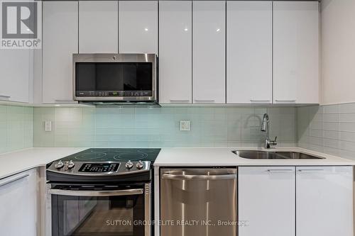 426 - 10 Park Lawn Road, Toronto (Mimico), ON - Indoor Photo Showing Kitchen With Double Sink With Upgraded Kitchen