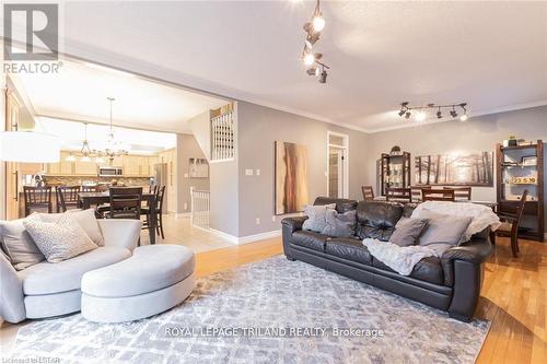 31 Bayside Court, London, ON - Indoor Photo Showing Living Room