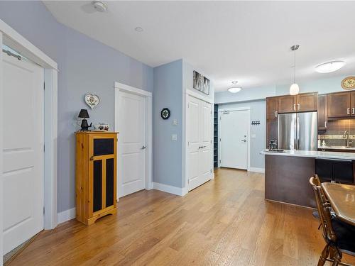 101-6310 Mcrobb Ave, Nanaimo, BC - Indoor Photo Showing Kitchen