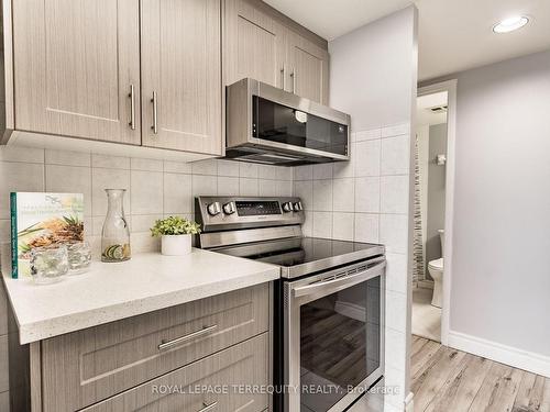 509-360 Watson St W, Whitby, ON - Indoor Photo Showing Kitchen