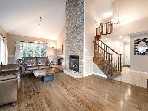 Salon - 8 Rue Vincent-Blouin, Kirkland, QC - Indoor Photo Showing Living Room With Fireplace