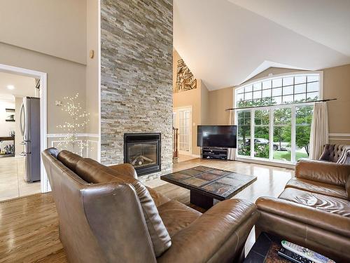 Salon - 8 Rue Vincent-Blouin, Kirkland, QC - Indoor Photo Showing Living Room With Fireplace