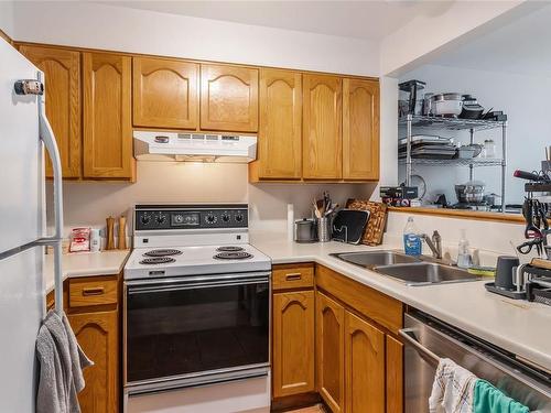 114-30 Cavan St, Nanaimo, BC - Indoor Photo Showing Kitchen With Double Sink