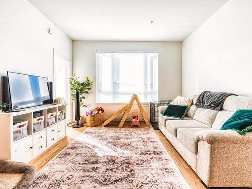 236-920 Reunion Ave, Langford, BC - Indoor Photo Showing Living Room