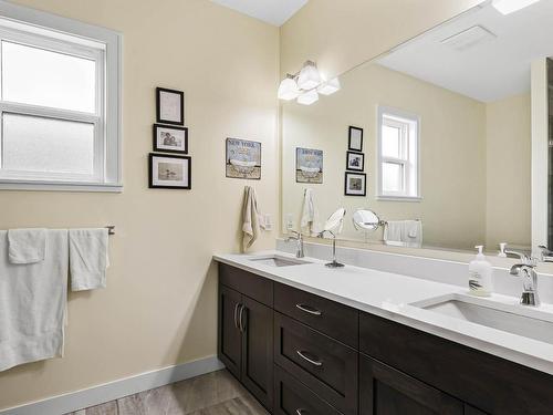 100-641 Shuswap Road E, Kamloops, BC - Indoor Photo Showing Bathroom