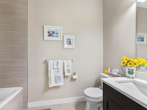 100-641 Shuswap Road E, Kamloops, BC - Indoor Photo Showing Bathroom