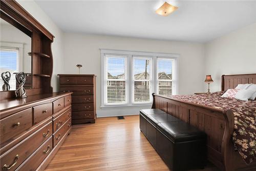 39 Sherman Avenue N, Hamilton, ON - Indoor Photo Showing Bedroom