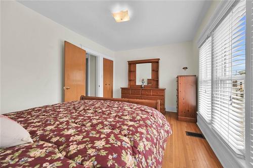 39 Sherman Avenue N, Hamilton, ON - Indoor Photo Showing Bedroom