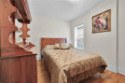 39 Sherman Avenue N, Hamilton, ON - Indoor Photo Showing Bedroom