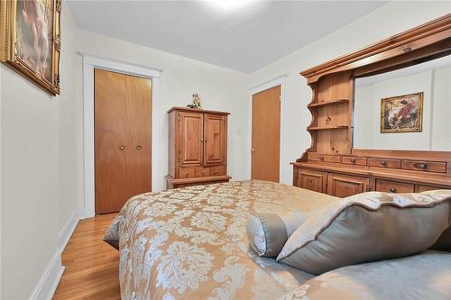 39 Sherman Avenue N, Hamilton, ON - Indoor Photo Showing Bedroom