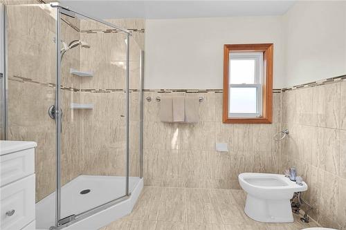 39 Sherman Avenue N, Hamilton, ON - Indoor Photo Showing Bathroom