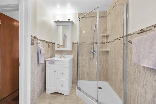 39 Sherman Avenue N, Hamilton, ON - Indoor Photo Showing Bathroom