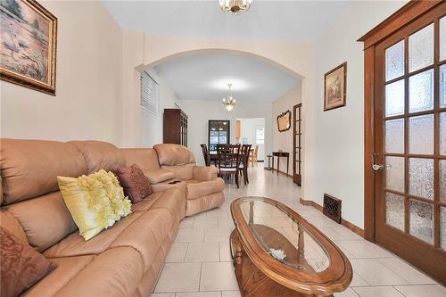 39 Sherman Avenue N, Hamilton, ON - Indoor Photo Showing Living Room