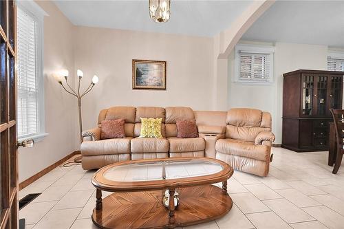 39 Sherman Avenue N, Hamilton, ON - Indoor Photo Showing Living Room