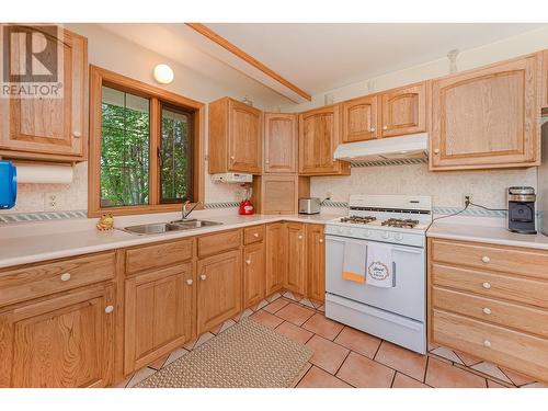 3461 30 Street Ne, Salmon Arm, BC - Indoor Photo Showing Kitchen With Double Sink