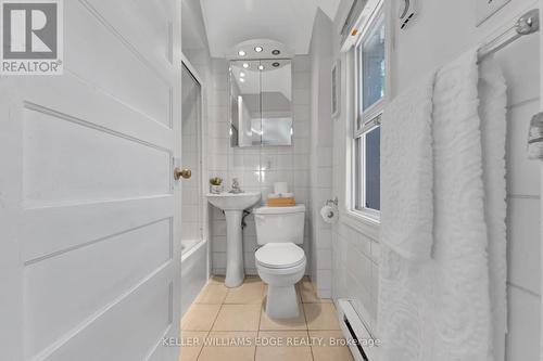 35 Glendale Avenue, Hamilton (Crown Point), ON - Indoor Photo Showing Bathroom