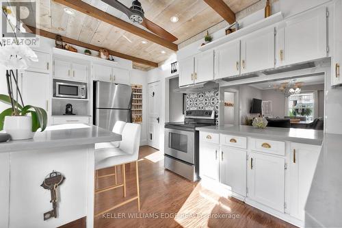 35 Glendale Avenue, Hamilton, ON - Indoor Photo Showing Kitchen