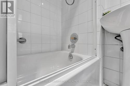 35 Glendale Avenue, Hamilton, ON - Indoor Photo Showing Bathroom