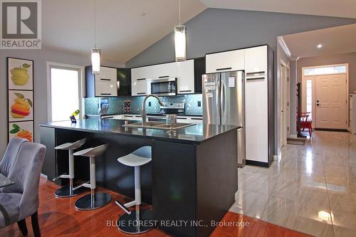 29 - 285 Mcgarrell Drive, London, ON - Indoor Photo Showing Kitchen With Upgraded Kitchen