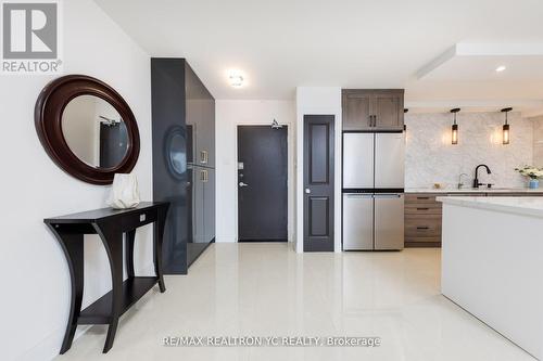 1712 - 8111 Yonge Street, Markham, ON - Indoor Photo Showing Kitchen