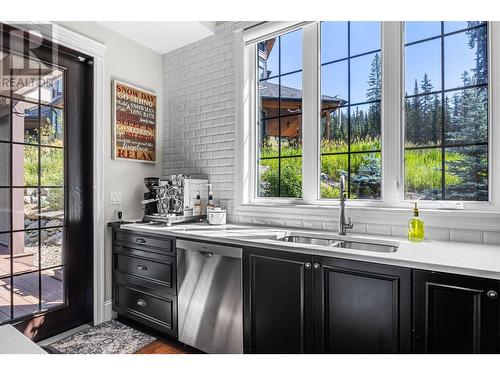 5411 Lookout Ridge Place, Sun Peaks, BC - Indoor Photo Showing Kitchen With Double Sink