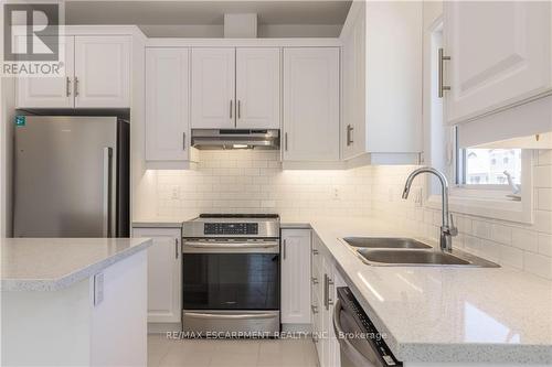 71 Beachwalk Crescent, Fort Erie, ON - Indoor Photo Showing Kitchen With Double Sink With Upgraded Kitchen