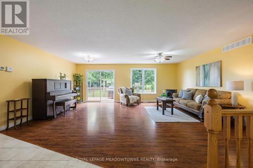 111472 11Th Line, East Garafraxa, ON - Indoor Photo Showing Living Room