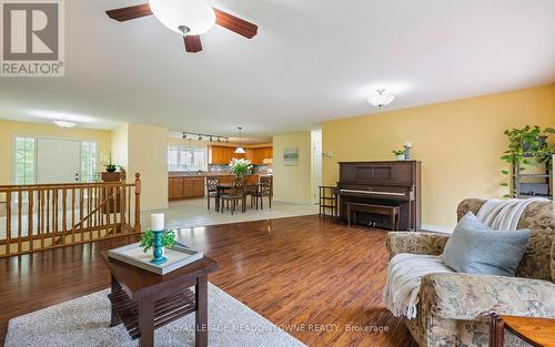 111472 11Th Line, East Garafraxa, ON - Indoor Photo Showing Living Room