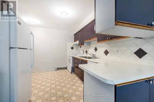 209 - 2183 Walker Avenue, Peterborough, ON - Indoor Photo Showing Kitchen With Double Sink