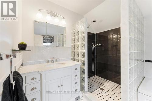 19 Queen Mary Drive, St. Catharines, ON - Indoor Photo Showing Bathroom