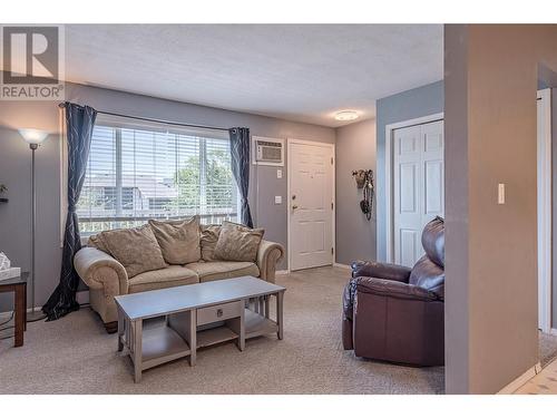 4202 Alexis Park Drive Unit# 215, Vernon, BC - Indoor Photo Showing Living Room