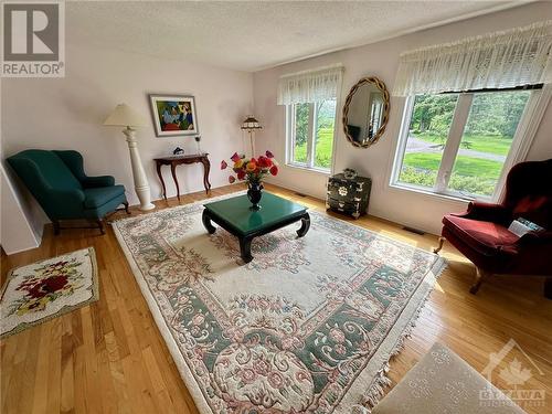 3340 Woodkilton Road, Ottawa, ON - Indoor Photo Showing Living Room