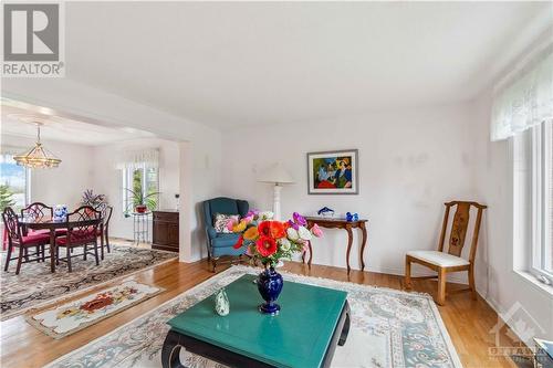 3340 Woodkilton Road, Ottawa, ON - Indoor Photo Showing Living Room